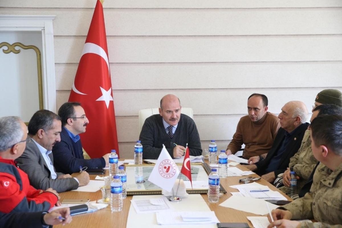 İ&ccedil;işleri Bakanı Soylu Deprem Kriz Merkezi&rsquo;nde