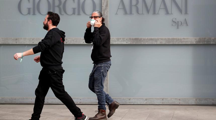 Armani koronavirüs nedeniyle boş salonda defile yaptı