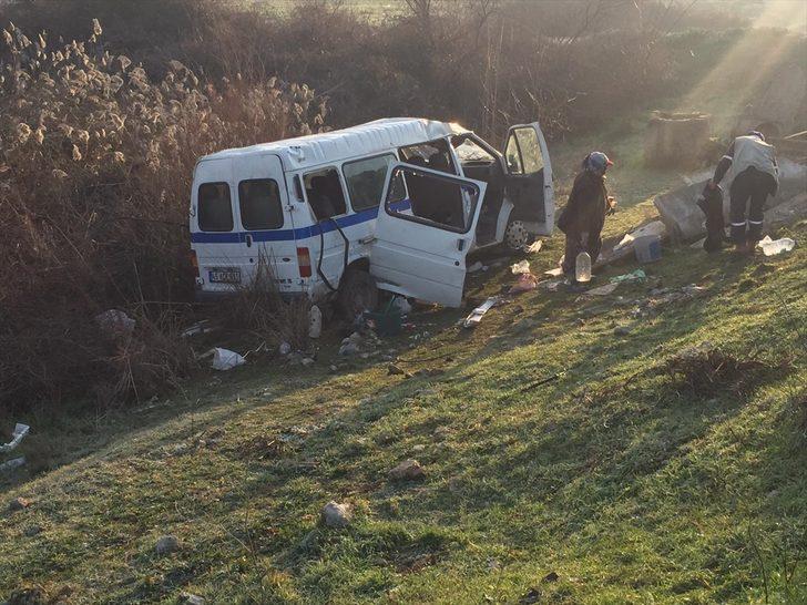 GÜNCELLEME - Manisa'da tarım işçilerini taşıyan minibüs ile otomobil çarpıştı: 1 ölü, 12 yaralı G4