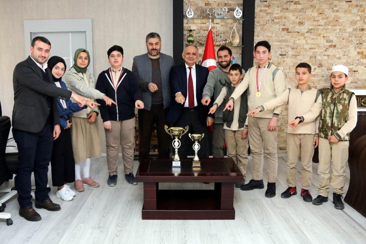 Başkan &Ouml;zt&uuml;rk İmam Hatipli &ouml;ğrencileri makamında kabul etti