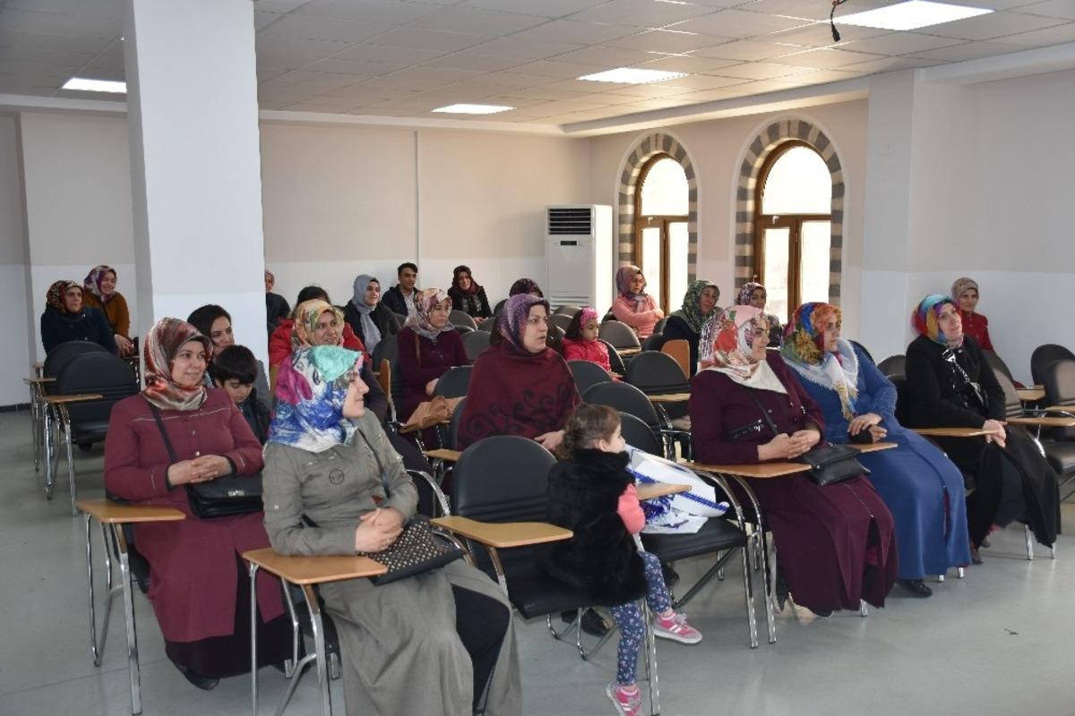 &Ouml;ğrenci ve velilere Bilgi Evi&rsquo;nde iletişim semineri verildi