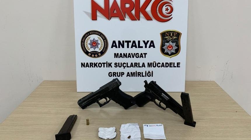 Ş&uuml;pheli ara&ccedil;ta silah ve uyuşturucu ele ge&ccedil;irildi
