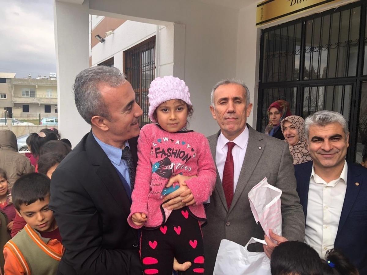 Kadın konukevinden &ccedil;ocuklara el emeği hediyeler