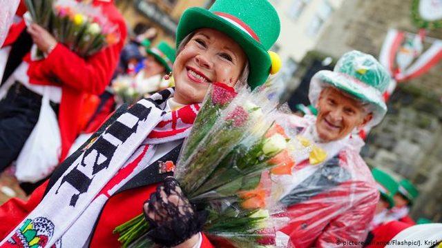 Almanya'da araç karnaval alayına daldı, çok sayıda yaralı var