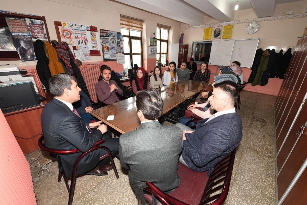 Başkan Asya, Cumhuriyet Ortaokulu&rsquo;nu ziyaret etti