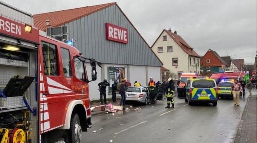 Almanya'da bir araç karnaval sırasında kalabalığın üzerine sürüldü: 'En az 10 yaralı'