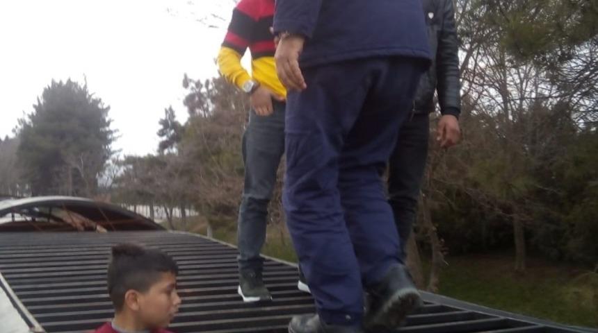 &Ccedil;ocuk nostaljik trene sıkıştı