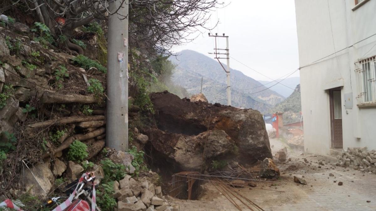 Aydın&rsquo;da heyelan yol kapattı