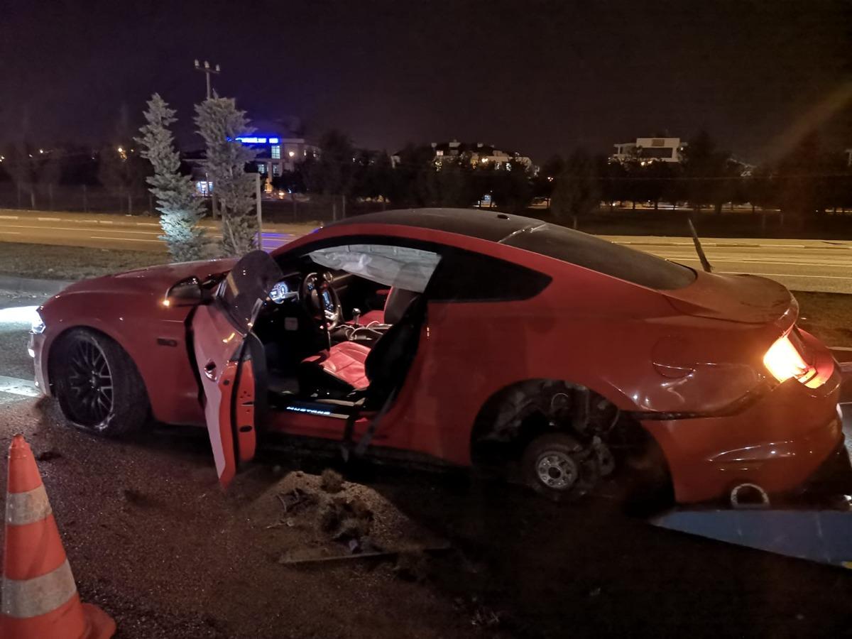 Bursa'da kontrolden &ccedil;ıkan l&uuml;ks ara&ccedil; hurdaya d&ouml;nd&uuml;