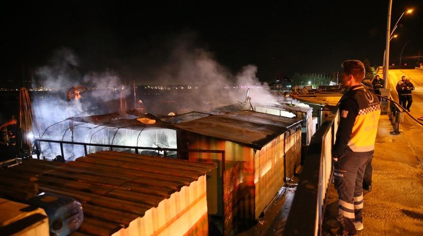 Kocaeli'de &ccedil;ıkan yangında 4 balık&ccedil;ı barınağı kullanılamaz hale geldi