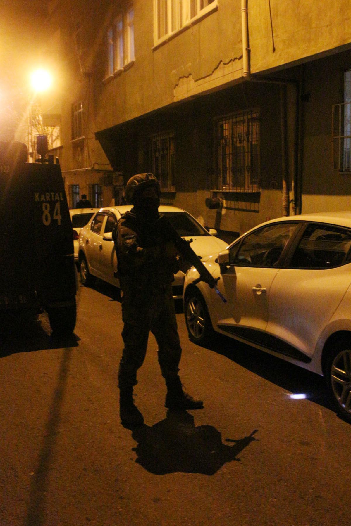 Ekipler d&uuml;ğmeye bastı! İstanbul'da gece yarısı şok operasyon