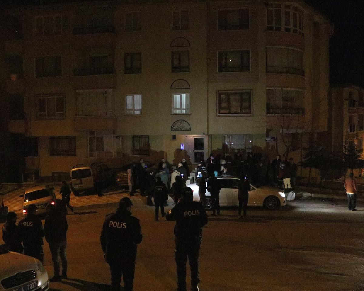 Ankara'da &ccedil;&ouml;kme meydana gelen 3 katlı apartman boşaltıldı