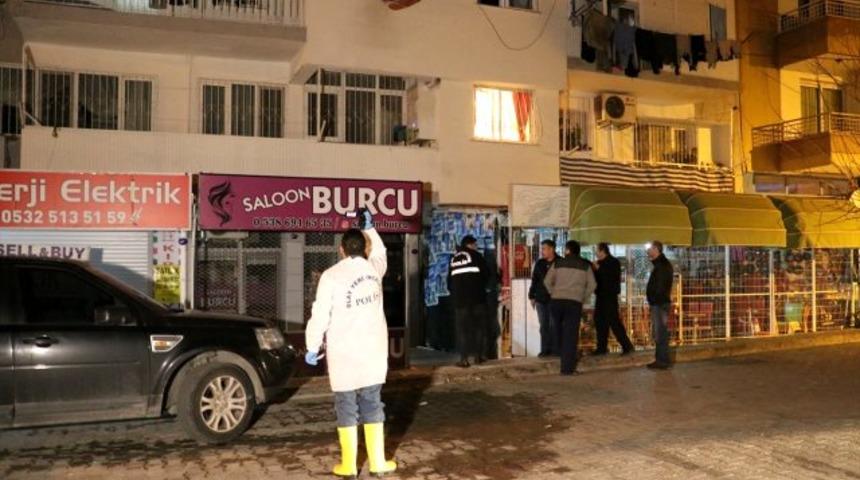 İzmir'de &ccedil;ıkan ev yangınında 1 kişi dumandan etkilendi