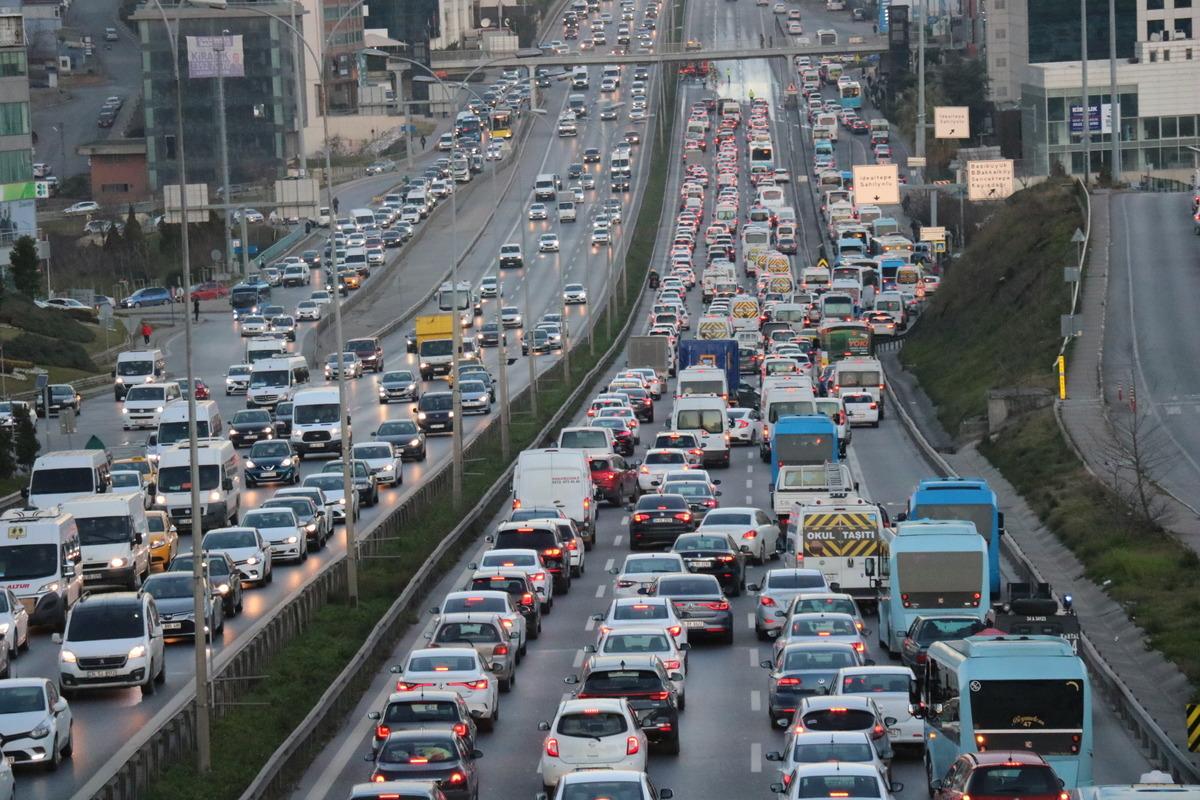 Maltepe D-100'de ara&ccedil; alev alev yandı! Trafik yoğunluğu oluştu&nbsp;