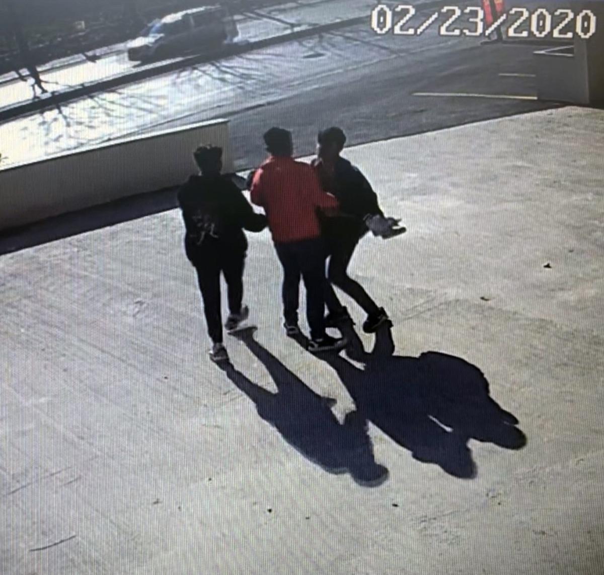 Sosyal medya i&ccedil;in video &ccedil;ekiyorlardı! Bayıltana kadar dayak...