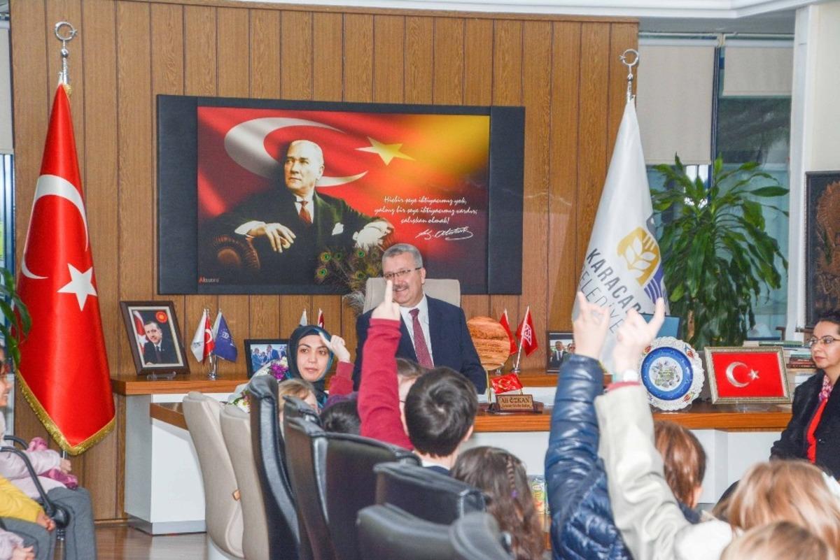 Karacabey&rsquo;de minikler sordu başkan yanıtladı