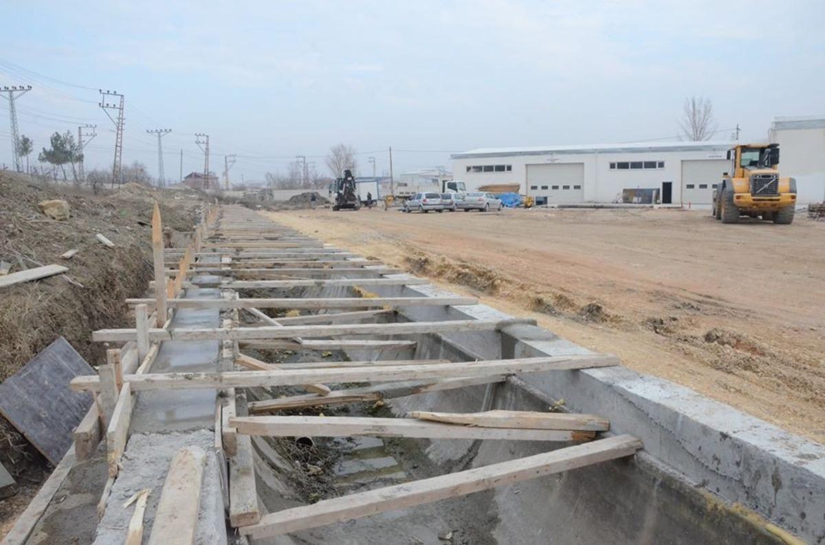 Suluova Belediyesinden sulama kanalı &uuml;st&uuml; kapatma &ccedil;alışmaları