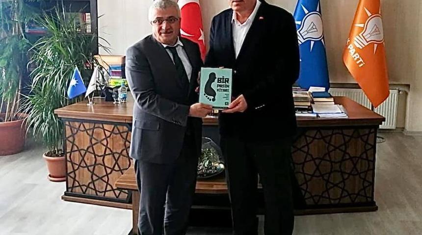 Başkan Dölekli, Ak Parti İl Başkanı Öz’e "Bir Pasin Kitabı"nı hediye etti