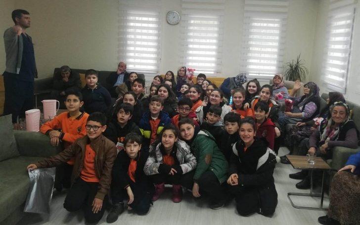 Alaşehirli öğrencilerden Alzheimer hastalarına moral G1