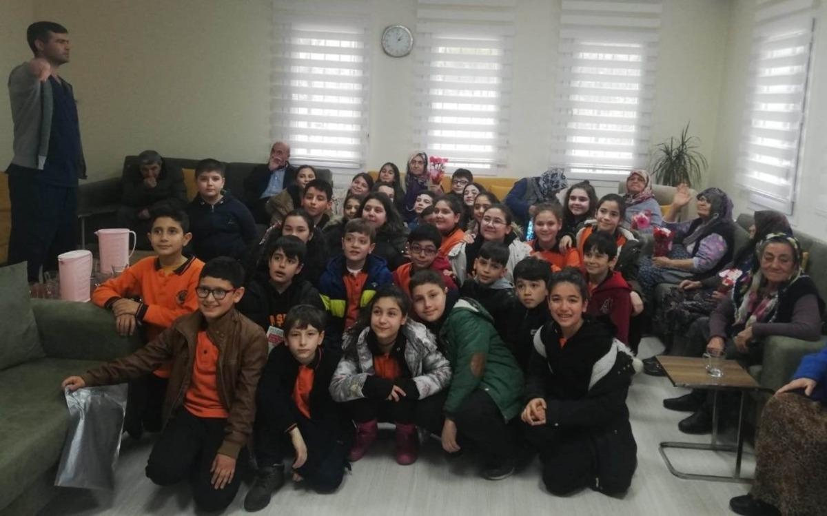 Alaşehirli &ouml;ğrencilerden Alzheimer hastalarına moral