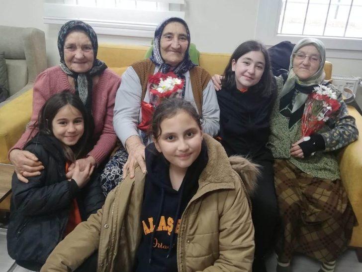 Alaşehirli öğrencilerden Alzheimer hastalarına moral G2