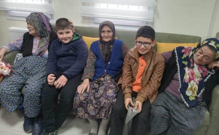 Alaşehirli öğrencilerden Alzheimer hastalarına moral G3