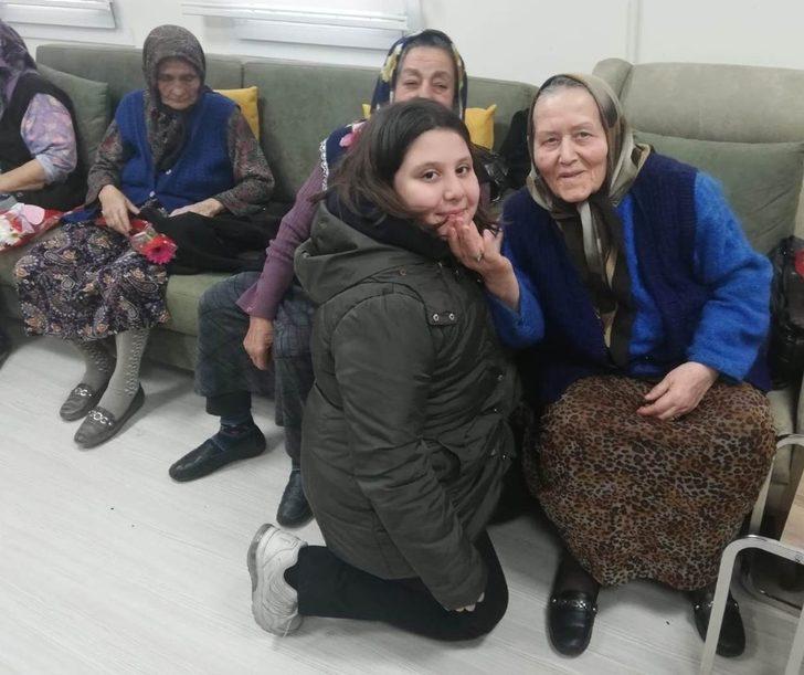 Alaşehirli öğrencilerden Alzheimer hastalarına moral G4