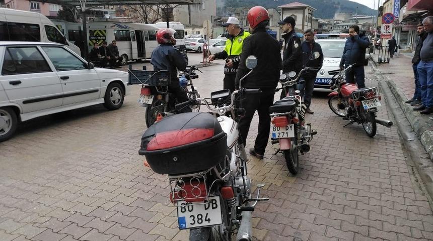 D&uuml;zi&ccedil;i&rsquo;nde motosiklet denetimi