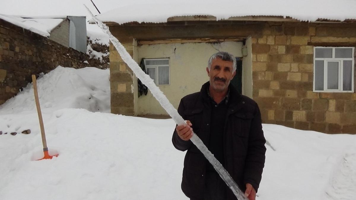 Dağ k&ouml;ylerindeki buz sarkıtları insan boyunu ge&ccedil;ti