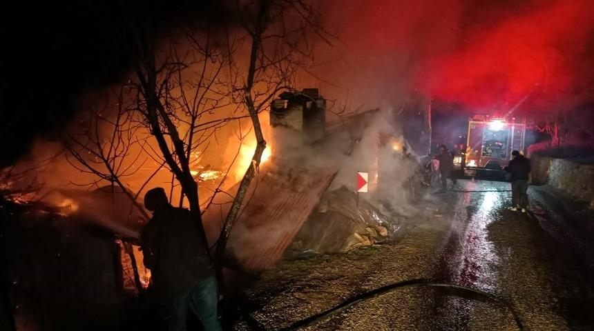 Gece yarısı çıkan yangında ev ve ahır küle döndü