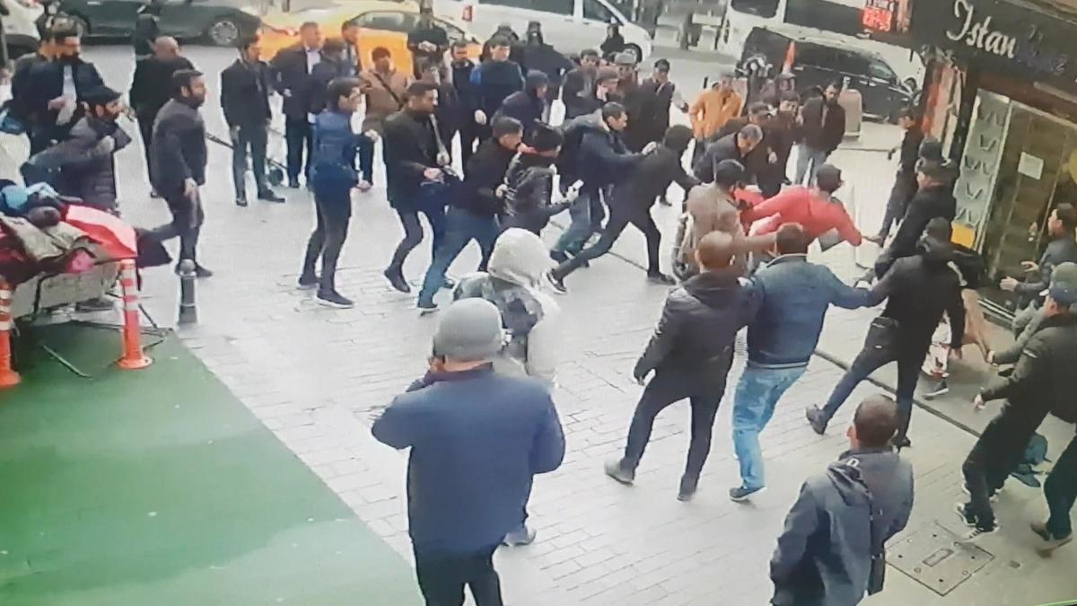 Kadının feryadını duyan geldi! Polis gelene kadar darp ettiler