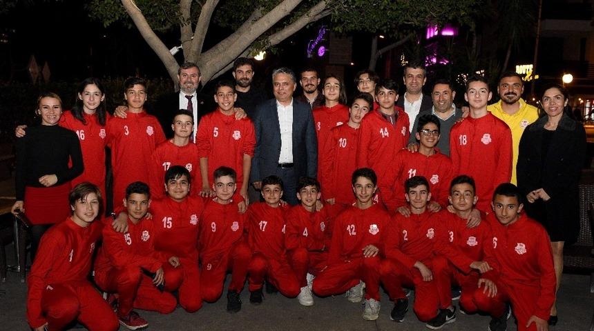 U14 futbol takımı şampiyonluğu kutladı