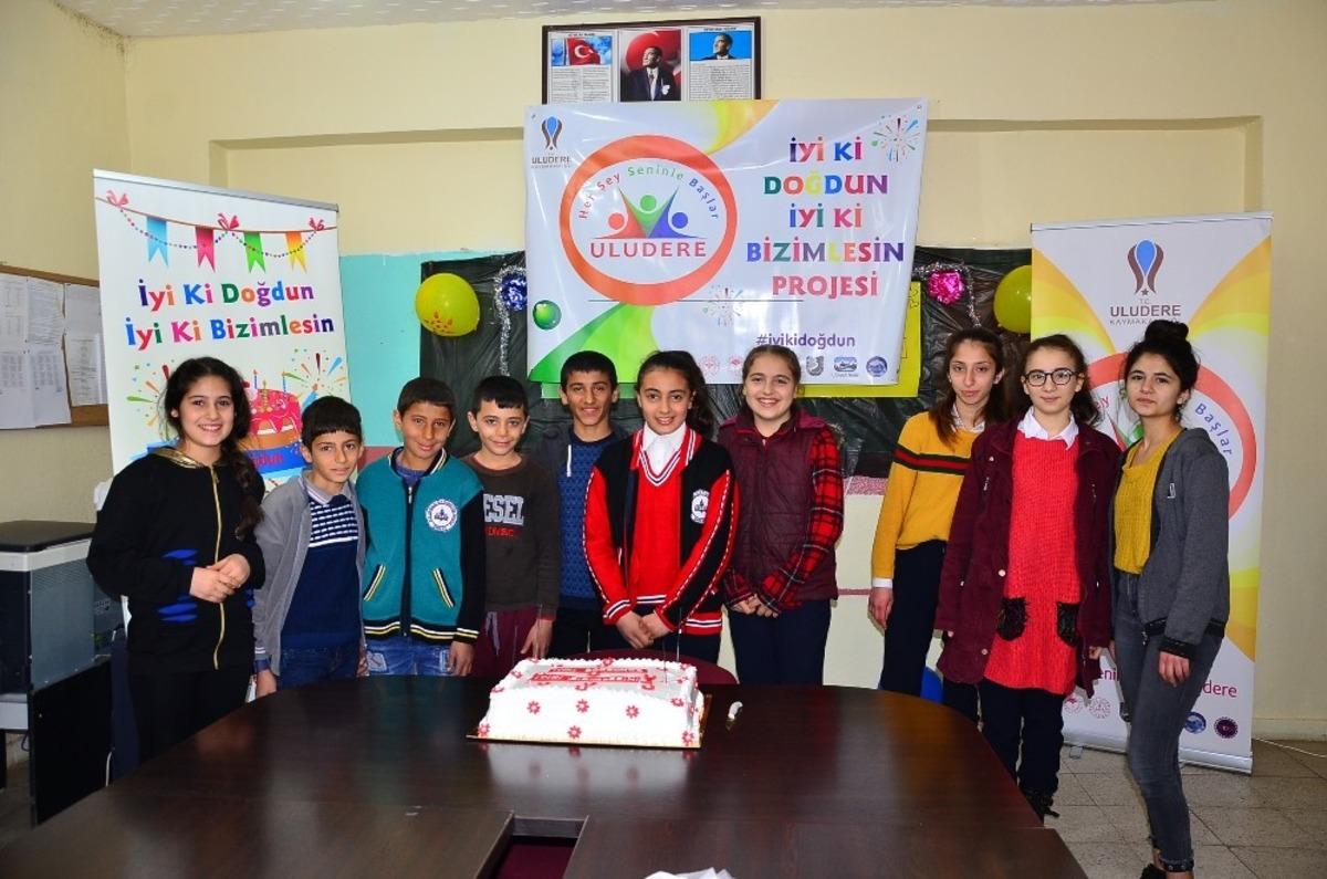 &Ouml;ğrencilere doğum g&uuml;n&uuml; s&uuml;rprizi