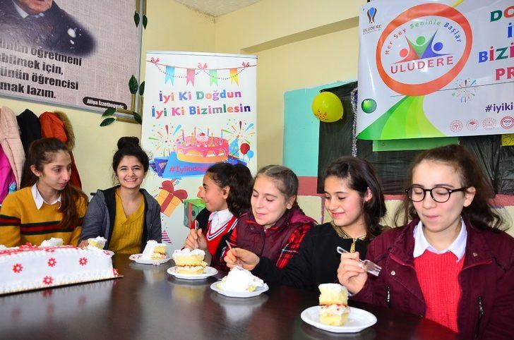 Öğrencilere doğum günü sürprizi G4