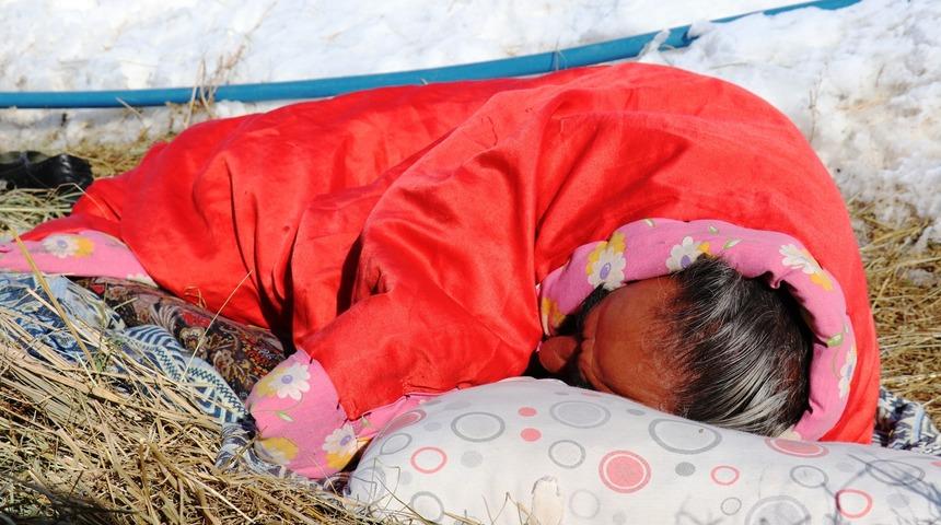 Korkudan otların arasında yatıyor: Tek başıma kaldım