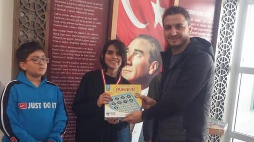 Zeka oyunlarında ikinci olan &ouml;ğrenci &ouml;d&uuml;llendirildi