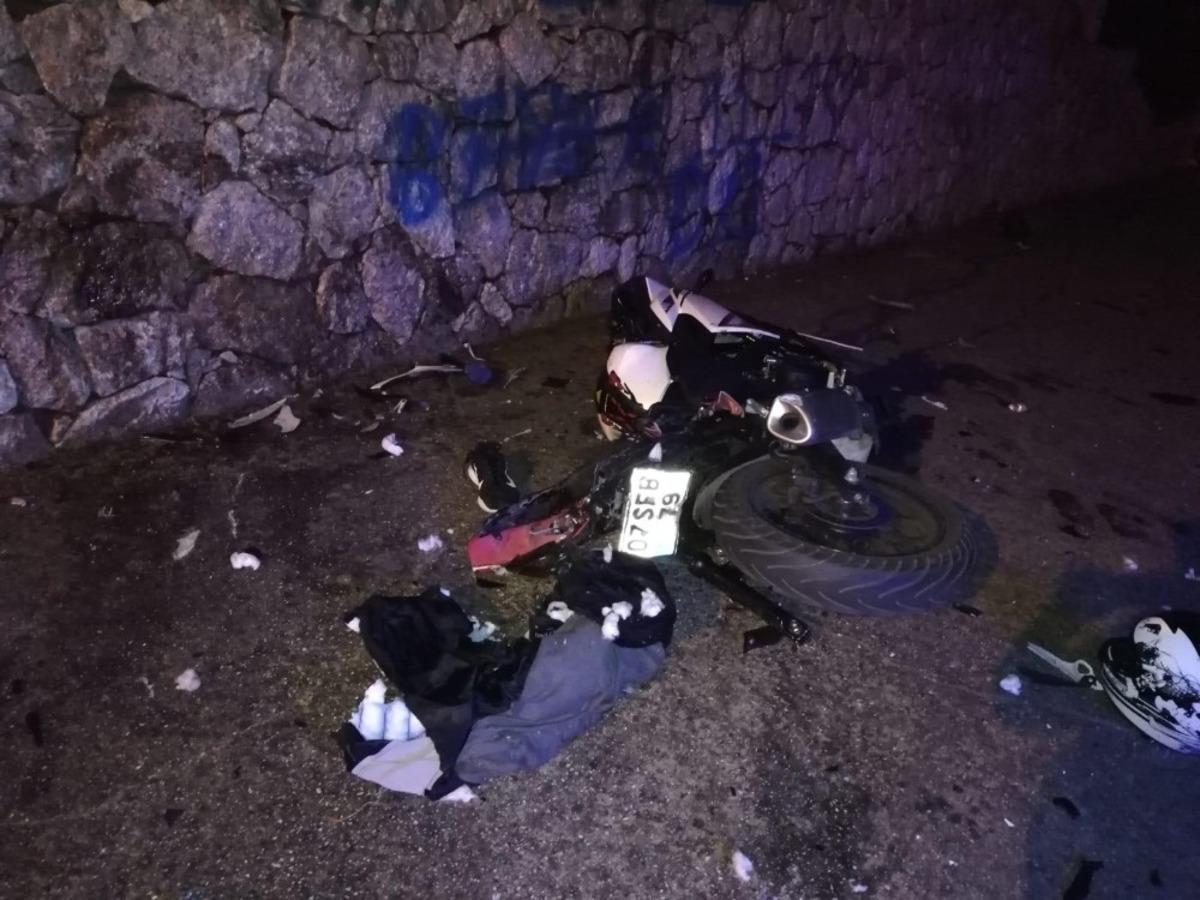 Ters şeride giren otomobilin motosikletle &ccedil;arpıştı: 1 &ouml;l&uuml;