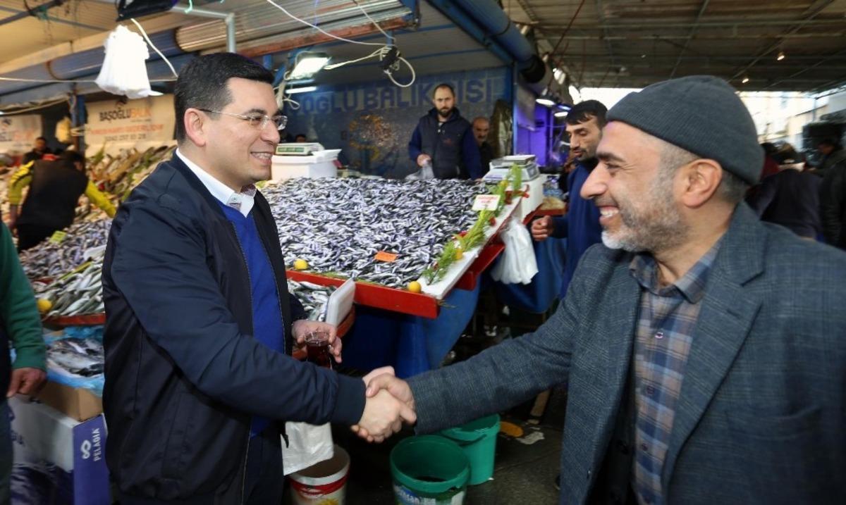 Başkan T&uuml;t&uuml;nc&uuml;  semt pazarlarında vatandaşla buluştu