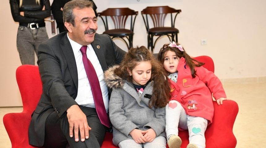 Başkan &Ccedil;etin miniklerle İzmir Marşı&rsquo;nı s&ouml;yledi