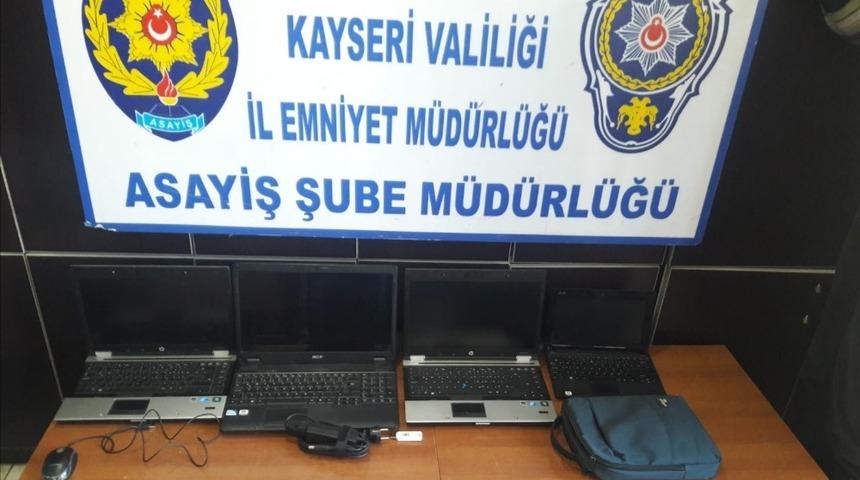 Okuldan bilgisayar &ccedil;alan hırsızlar tutuklandı