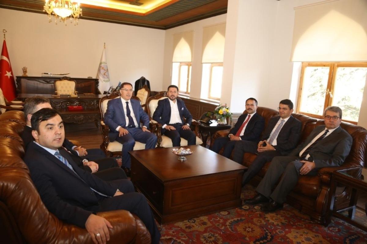 Kamu Başdenet&ccedil;isi Şeref Malko&ccedil;, Belediye Başkanı Arı&rsquo;yı ziyaret etti