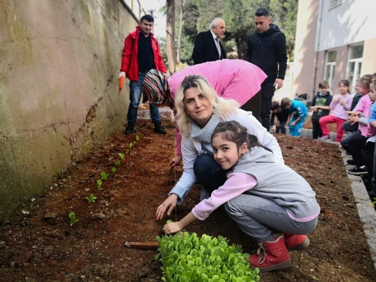 Bir okulun atıl alanı hobi bah&ccedil;esi oldu