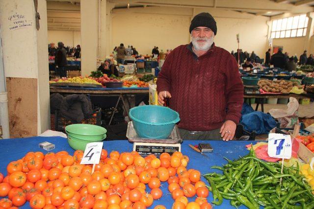 Çeri domatesin fiyatı el yakıyor