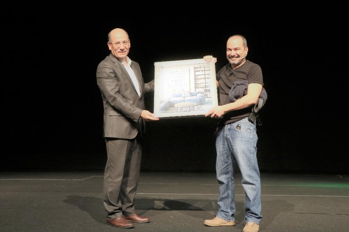 İzg&ouml;ren: "Akıllı y&ouml;netici insanları dinlemeyi bilendir"