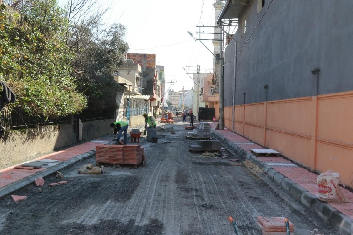 Akdeniz&rsquo;de asfalt ve kaldırım &ccedil;alışmaları s&uuml;r&uuml;yor