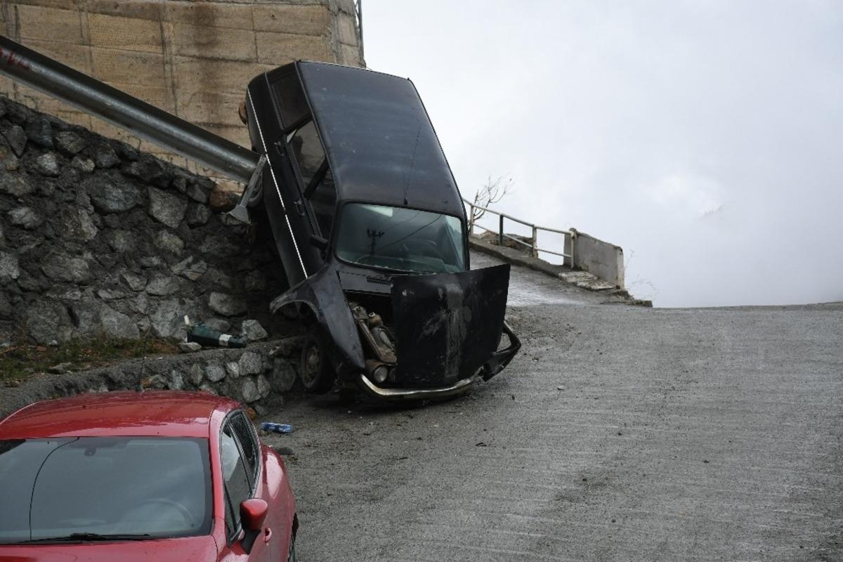 Artvin&rsquo;de freni patlayan ara&ccedil; kaza yaptı