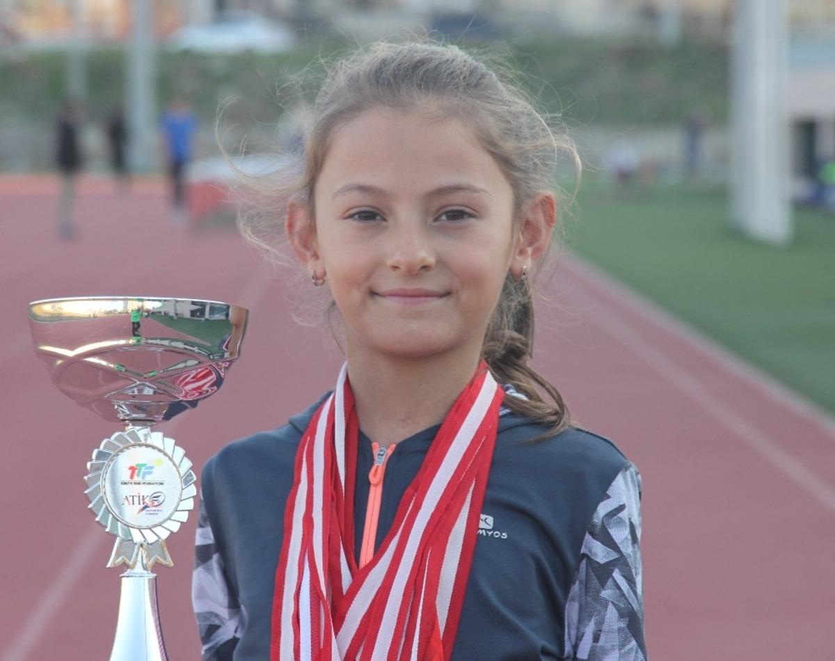 Yasemin Pilatin 9 yaşında T&uuml;rkiye Tenis Şampiyonu oldu