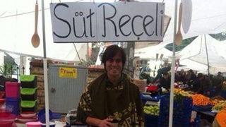 Teoman Kumbaracıbaşı pazarda süt reçeli satmaya başladı