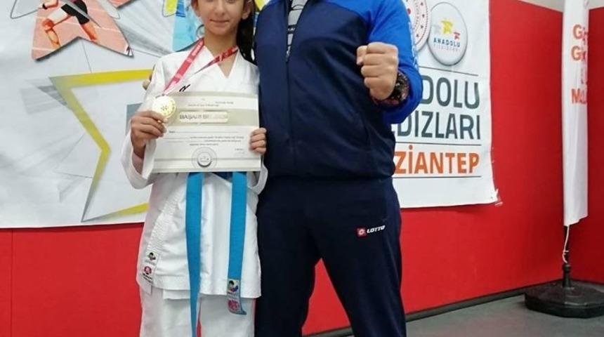Bağlar Belediyesporlu genç karateci altın madalya kazandı