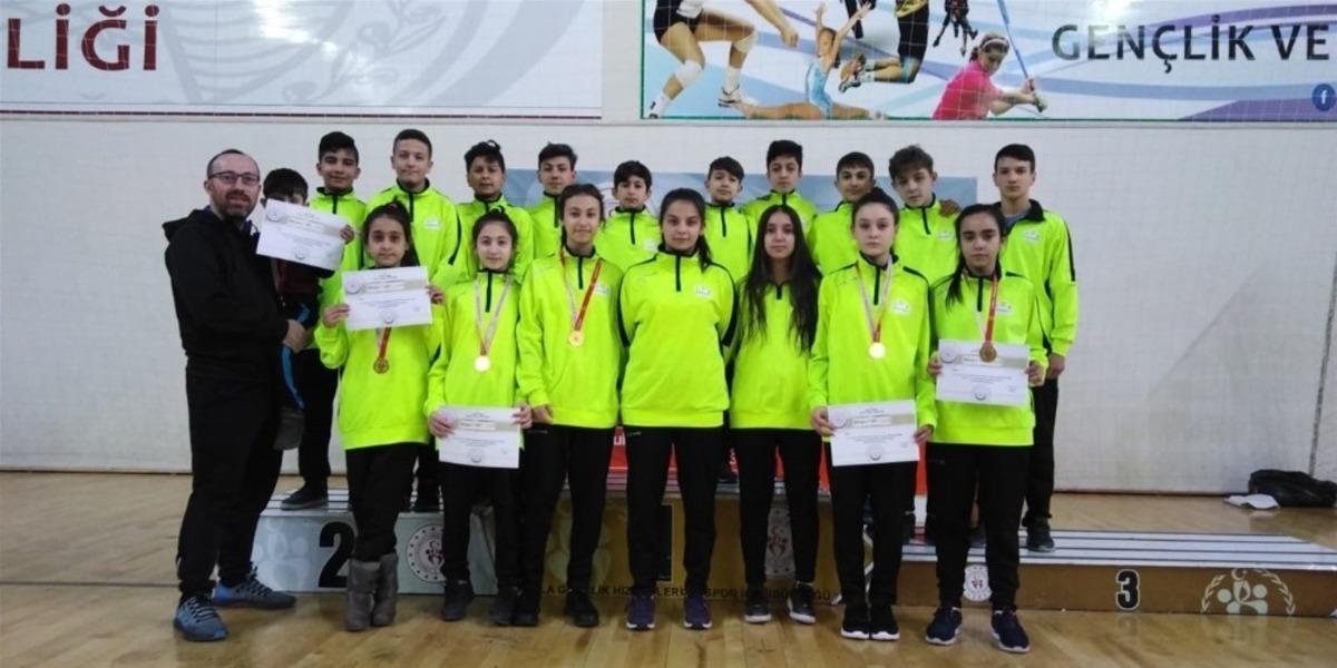 Karatede kız-erkek takımları yarı finalde